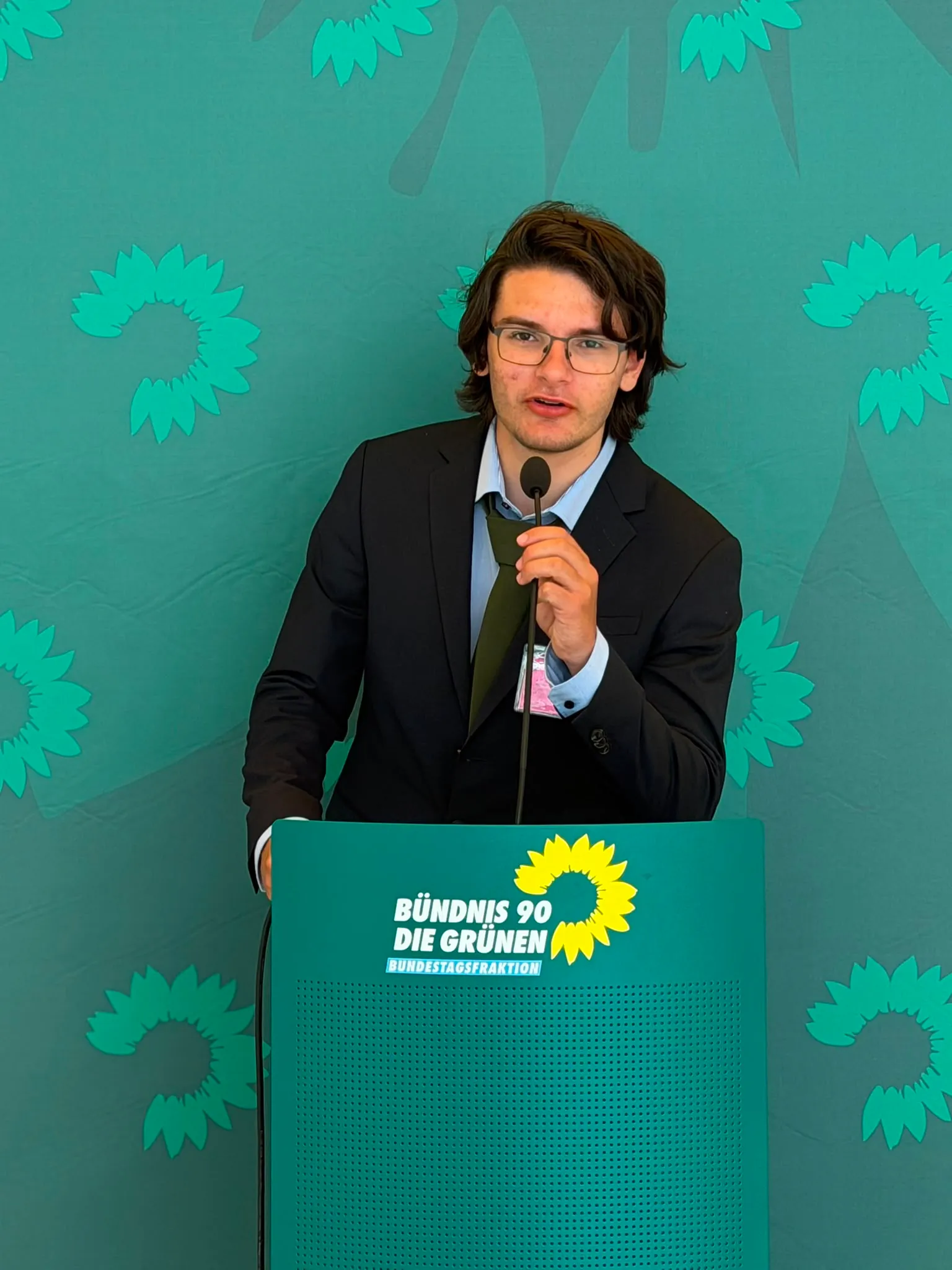 Anil Sevim spricht am Rednerpult der Bundestagsfraktion von Bündnis 90/Die Grünen